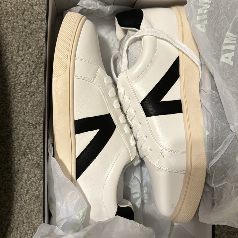 MIA italian malta size 8 sneakers